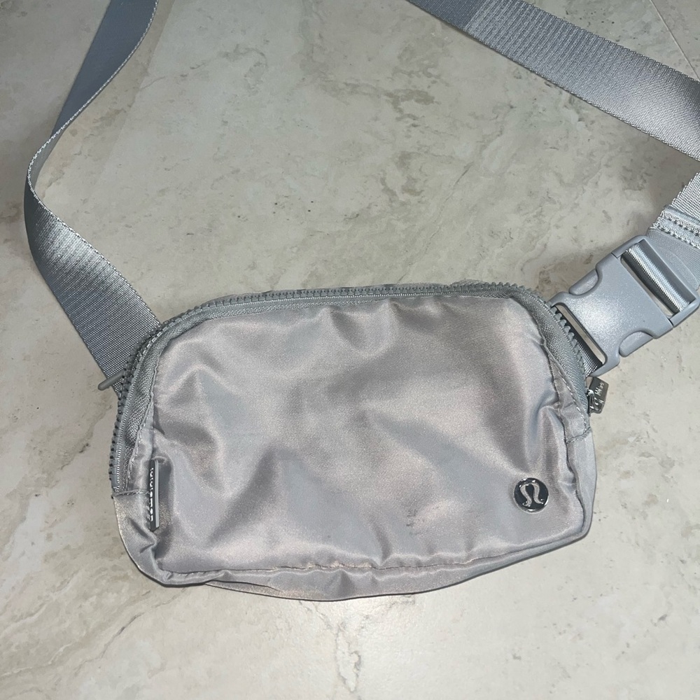 Lululemon Everywhere Belt Bag 1L
Silver Drop Gray